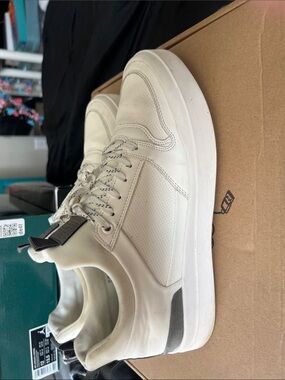 Steve Madden Off-White / Cream Low-Top Sneakers